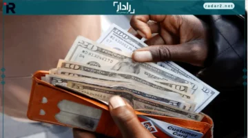 تراجع الدولار أمام الين مع ثباته أمام اليورو بسبب الضغوط السياسية والمخاوف الائتمانية الأمريكية